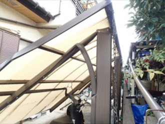 落雪によって破損したカーポート